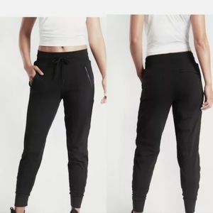 ATHLETA Trekkie north size 6 small black pants EUC
